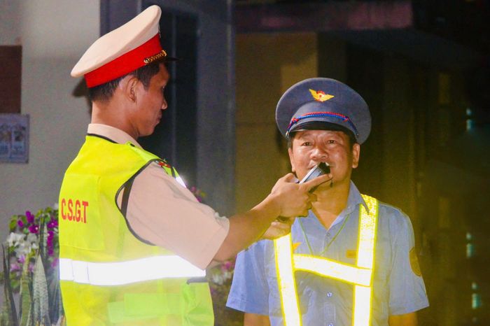 Lực lượng cảnh sát giao thông kiểm tra nồng độ cồn nhân viên đường sắt