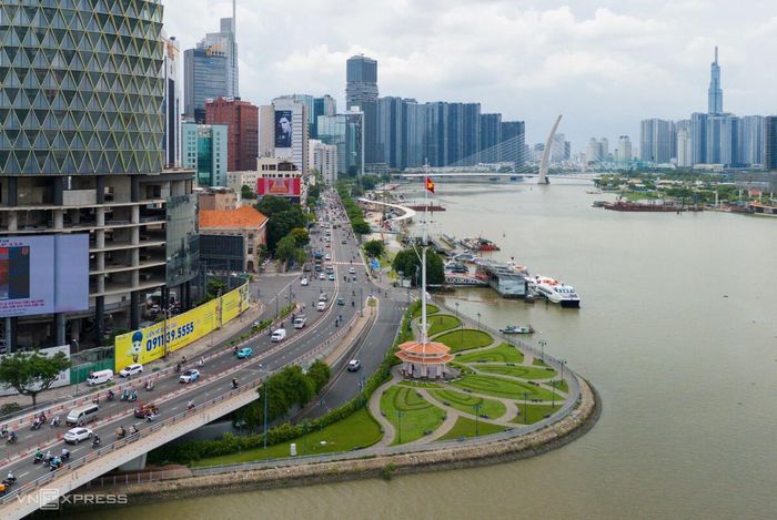 Cầu đi bộ vượt sông Sài Gòn nối Bến Bạch Đằng với Khu đô thị mới Thủ Thiêm.