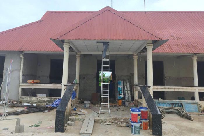 Công trình sửa chữa Nhà văn hóa thôn 2, xã La Dạ (Lâm Đồng) đang hoàn thiện những khâu cuối cùng trước khi bàn giao 