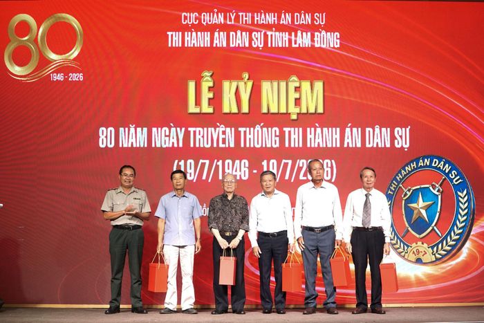 Tặng quà tri ân các đồng chí lãnh đạo Thi hành án dân sự tỉnh qua các thời kỳ