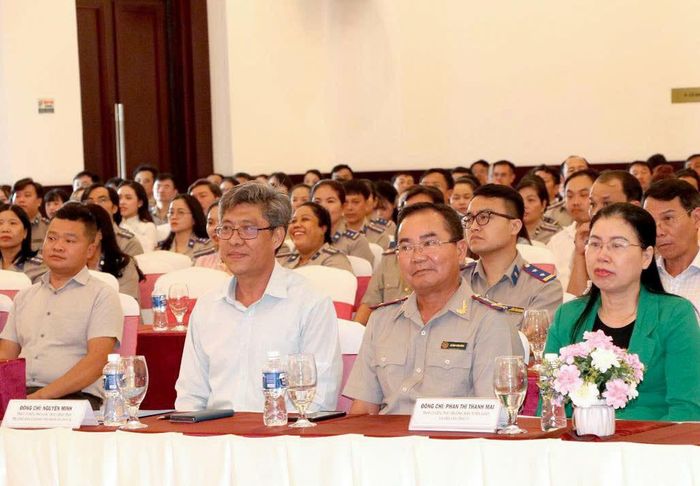 Đồng chí Nguyễn Minh (áo trắng), Tỉnh ủy viên, Phó Chủ tịch UBND tỉnh Lâm Đồng, Trưởng Ban Chỉ đạo Thi hành án dân sự tỉnh dự lễ kỷ niệm