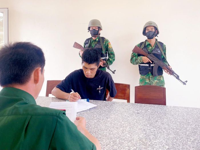 Cán bộ Đồn Biên phòng Thanh Hải lập biên bản vụ việc đối với đối tượng có hành vi tàng trữ ma túy.