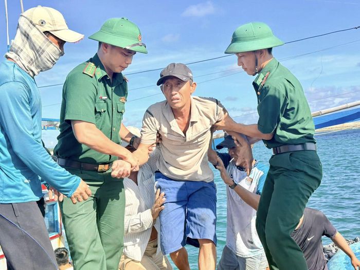 Cán bộ Đồn Biên phòng Cửa khẩu cảng Phú Quý triển khai lực lượng hỗ trợ đưa bệnh nhân nghi viêm ruột thừa vào bờ cấp cứu an toàn.