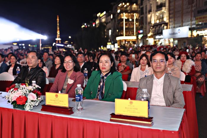 Các đồng chí lãnh đạo HĐND, Ủy ban MTTQ Việt Nam tỉnh, Ban Tuyên Giáo và Dân vận Tỉnh ủy, Sở Văn hóa, Thể thao và Du lịch tham dự chương trình nghệ thuật