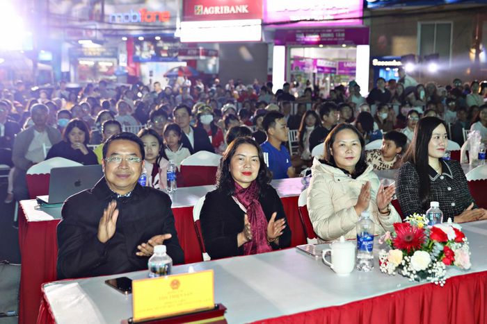 Lãnh đạo các sở, ngành, địa phương tham dự chương trình