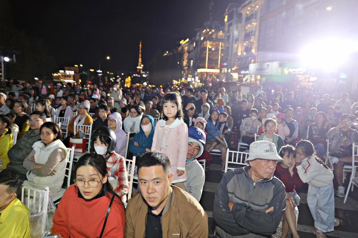 Chương trình đã thu hút đông đảo Nhân dân địa phương và du khách tham dự