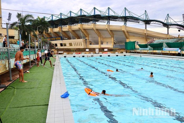 Trình diễn phương pháp cứu hộ, cứu nạn khi gặp tai nạn đuối nước tại lễ phát động.