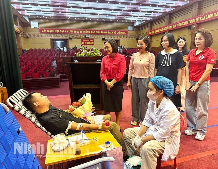 Đại diện lãnh đạo xã Yên Khánh và xã Khánh Nhạc động viên các tình nguyện viên tham gia hiến máu.