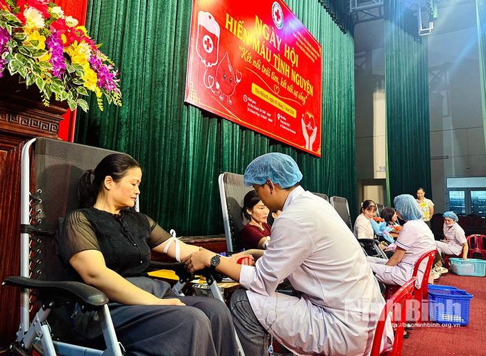 Tình nguyện viên tham gia hiến máu tại chương trình.