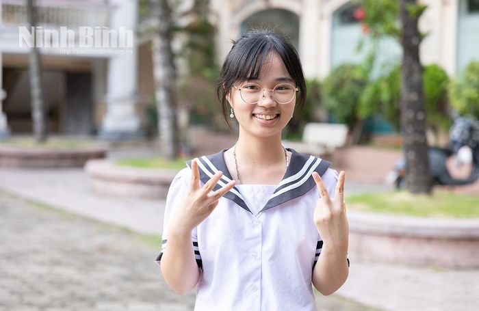 Em Trần Phương Thảo (lớp 12 Anh 2) - Thủ khoa khối A01 và D01 toàn tỉnh kỳ thi tốt nghiệp THPT năm 2026.
