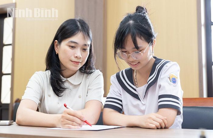 Cô Đỗ Thị Thùy Dương, giáo viên chủ nhiệm lớp 12 Anh 2, đồng hành cùng học sinh Trần Phương Thảo trong quá trình ôn tập.