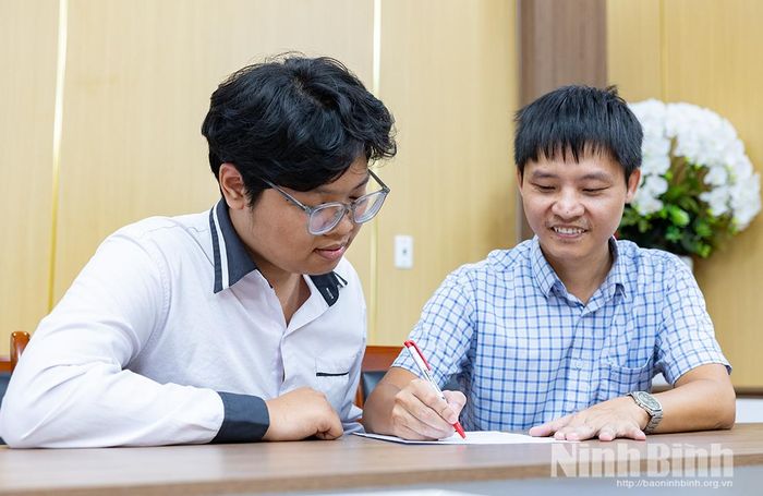 Thầy Lê Đức Hợp và học sinh Dương Thành Đạt (lớp 12 Toán 1) thảo luận phương pháp giải các đề thi Toán nâng cao.