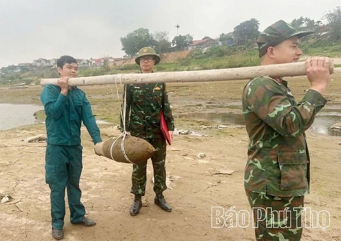 Lực lượng công binh, Bộ Chỉ huy quân sự tỉnh Phú Thọ đưa quả bom phát hiện trên sông Đà đi tiêu hủy.