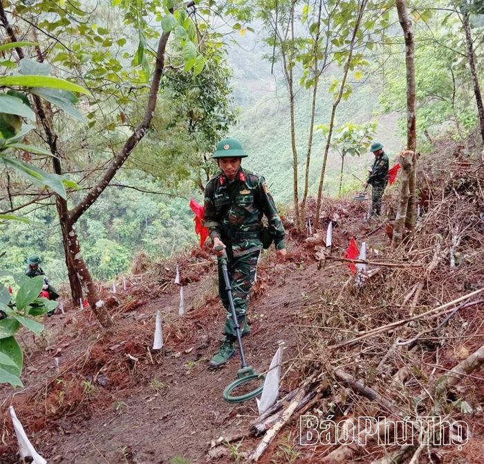 Lực lượng công binh, Bộ Chỉ huy quân sự tỉnh Phú Thọ rà phá bom mìn, vật nổ tại xã Bản Máy, tỉnh Tuyên Quang.