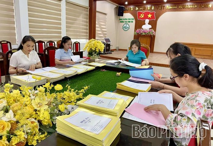 Trường THCS Vĩnh Yên rà soát học bạ của học sinh trúng tuyển vào lớp 6.