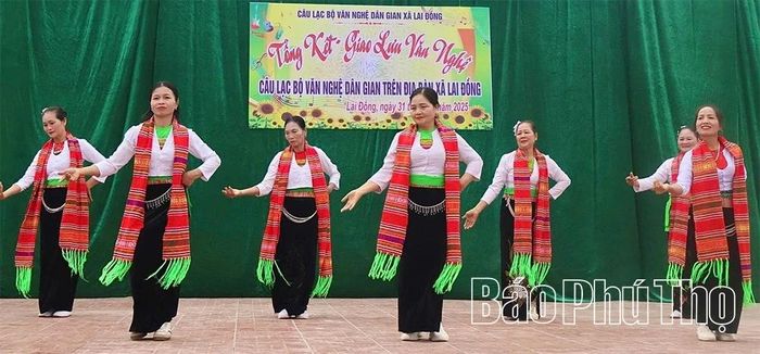 Các thành viên Câu lạc bộ Văn nghệ dân gian xã biểu diễn nhân dịp giao lưu văn nghệ.
