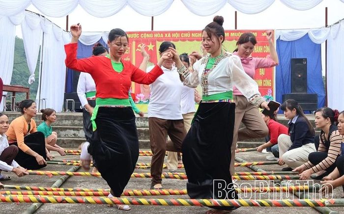 Giao lưu văn nghệ nhân dịp Ngày hội Đại đoàn kết toàn dân tộc.