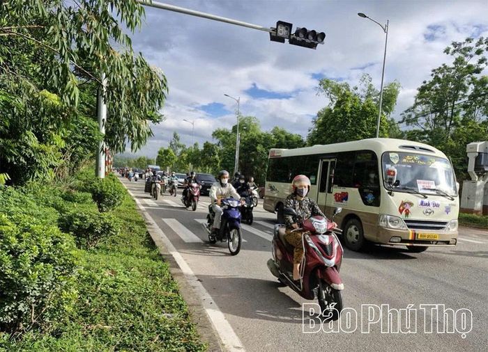 Những con đường quê xanh mát nườm nượp công nhân trở về nhà sau một ngày làm việc.