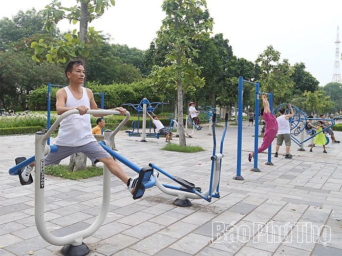 Các dụng cụ thể thao ngoài trời được người dân khai thác hiệu quả, tạo điều kiện thuận lợi để rèn luyện sức khỏe ngay tại khu dân cư.