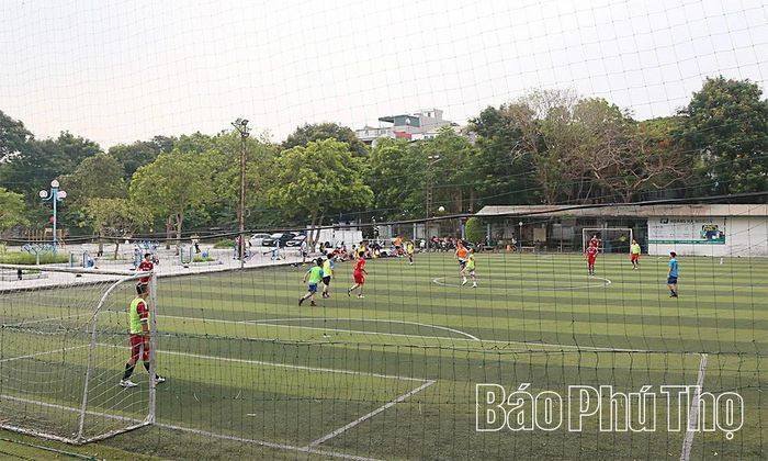 Thanh thiếu niên hào hứng thi đấu bóng đá tại sân thể thao khu dân cư, góp phần lan tỏa phong trào rèn luyện thể chất trong giới trẻ.
