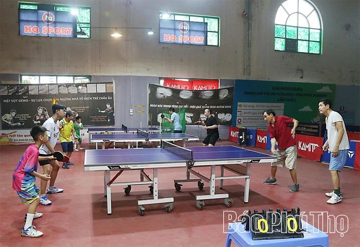 Người dân hào hứng tham gia chơi bóng bàn, rèn luyện sức khỏe và tăng cường giao lưu, gắn kết cộng đồng.