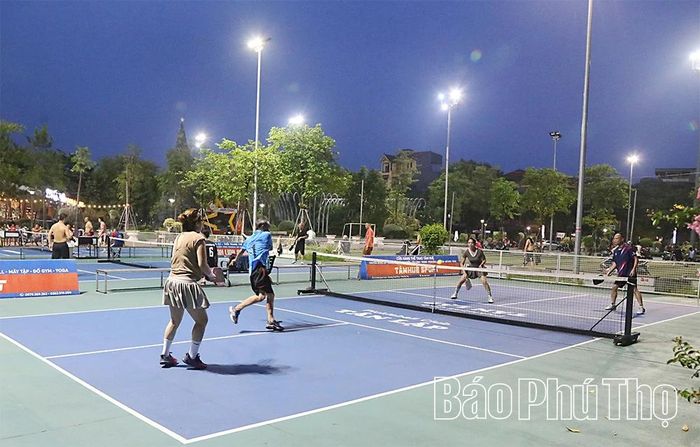 Phong trào tập luyện pickleball phát triển mạnh, thu hút người dân ở nhiều độ tuổi tham gia rèn luyện thể chất.