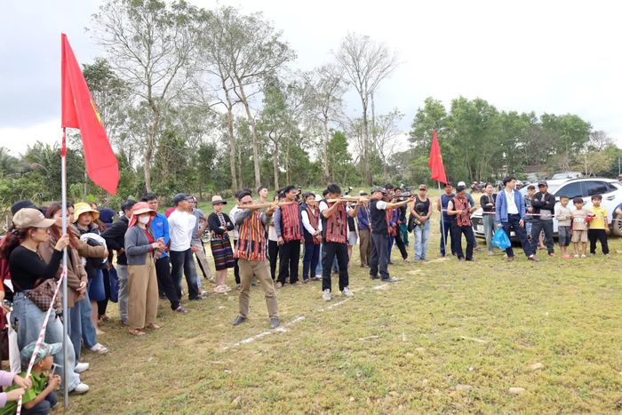Khách du lịch rất thích thú khi được trải nghiệm những giá trị văn hóa phi vật thể của cộng đồng người Bru-Vân Kiều - Ảnh: V.M
