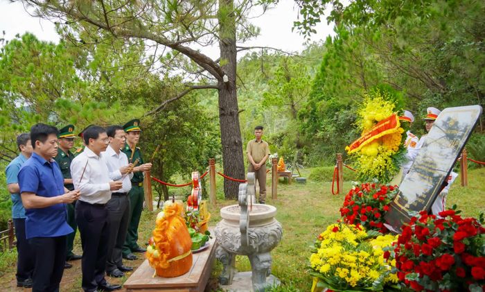 Đồng chí Nguyễn Văn Thắng, Phó Thủ tướng Chính phủ và đoàn công tác dâng hương tưởng niệm Đại tướng Võ Nguyên Giáp - Ảnh: N.H