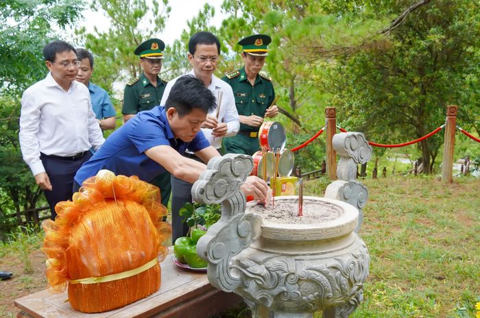 Đồng chí Lê Văn Bảo, Phó Chủ tịch UBND tỉnh dâng hương tưởng niệm Đại tướng Võ Nguyên Giáp - Ảnh: N.H
