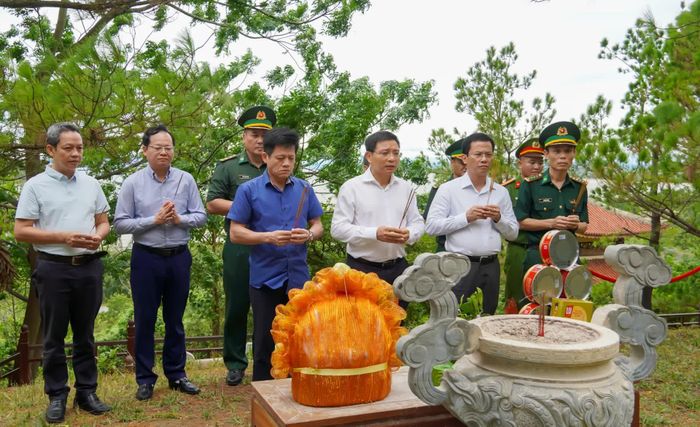 Đồng chí Nguyễn Văn Thắng, Phó Thủ tướng Chính phủ và đoàn công tác dâng hương tưởng niệm Đại tướng Võ Nguyên Giáp - Ảnh: N.H