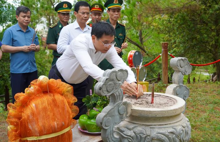Đồng chí Nguyễn Văn Thắng, Phó Thủ tướng Chính phủ dâng hương tưởng niệm Đại tướng Võ Nguyên Giáp - Ảnh: N.H