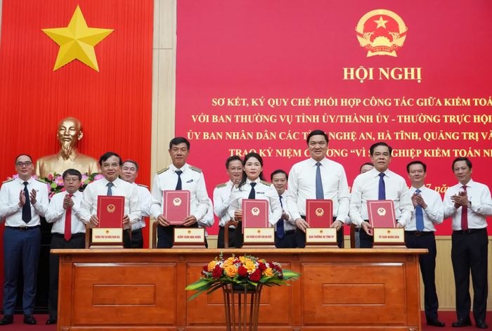 Lãnh đạo Kiểm toán Nhà nước và tỉnh Nghệ An ký kết quy chế phối hợp - Ảnh: X.P