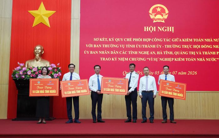 Lãnh đạo Kiểm toán Nhà nước trao biển tượng trưng tặng nhà tình nghĩa cho các địa phương - Ảnh:X.P