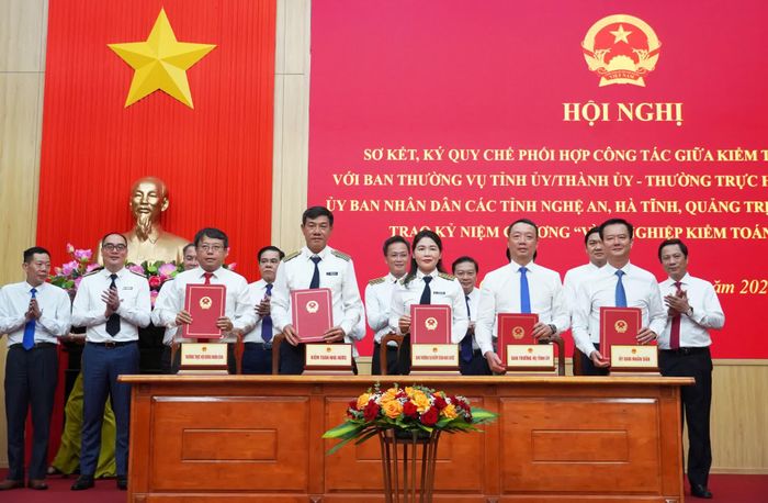 Lãnh đạo Kiểm toán Nhà nước và tỉnh Hà Tĩnh ký kết quy chế phối hợp - Ảnh: X.P