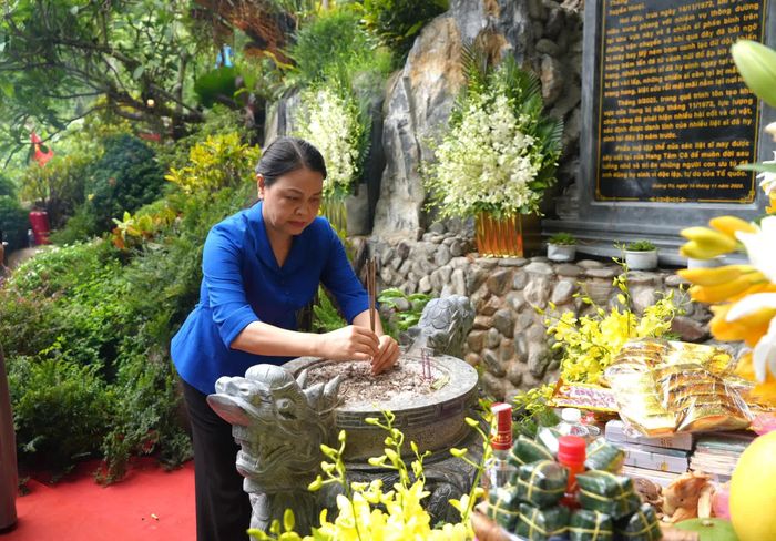 Đồng chí Nguyễn Thị Thu Hà, Phó Chánh Văn phòng Thường trực Văn phòng Trung ương Đảng dâng hương tri ân các anh hùng liệt sĩ - Ảnh: T.Đ