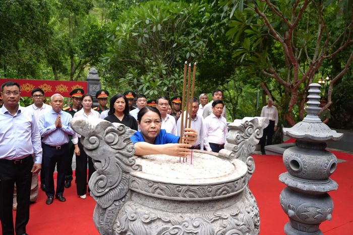 Đồng chí Nguyễn Thị Thu Hà, Phó Chánh Văn phòng Thường trực Văn phòng Trung ương Đảng dâng hương tại Đền tưởng niệm các anh hùng liệt sĩ đường 20 Quyết Thắng - Ảnh: T.Đ