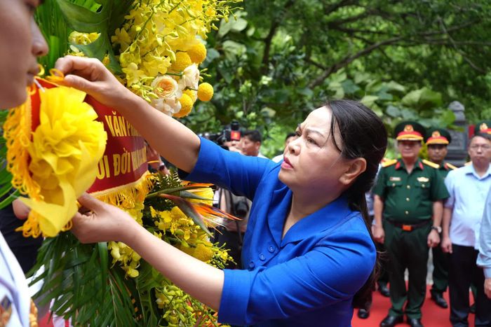 Đồng chí Nguyễn Thị Thu Hà, Phó Chánh Văn phòng Thường trực Văn phòng Trung ương Đảng dâng hoa tại Đền tưởng niệm các anh hùng liệt sĩ đường 20 Quyết Thắng - Ảnh: T.Đ