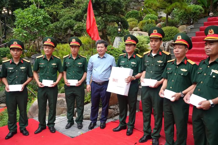 Đồng chí Trần Vũ Khiêm, Phó Bí thư Thường trực Tỉnh ủy, Trưởng đoàn đại biểu Quốc hội tỉnh tặng quà cán bộ, chiến sĩ Đội quy tập hài cốt liệt sĩ 589, Bộ Chỉ huy Quân sự tỉnh - Ảnh: T.Đ