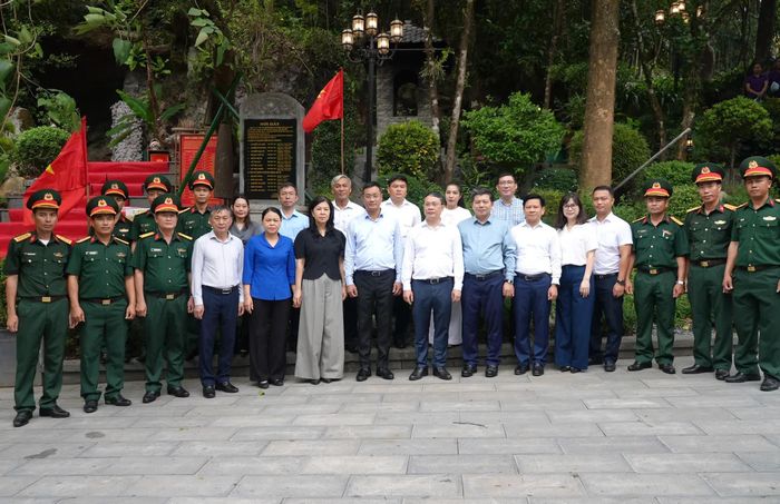 Đoàn công tác chụp ảnh lưu niệm cùng cán bộ, chiến sĩ Đội quy tập hài cốt liệt sĩ 589, Bộ Chỉ huy Quân sự tỉnh - Ảnh: T.Đ