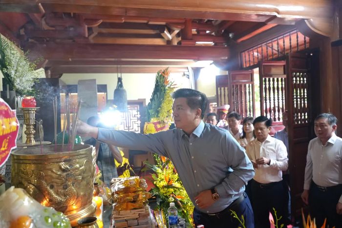 Đồng chí Trần Vũ Khiêm, Phó Bí thư Thường trực Tỉnh ủy, Trưởng đoàn đại biểu Quốc hội tỉnh dâng hương tại Đền tưởng niệm các anh hùng liệt sĩ đường 20 Quyết Thắng - Ảnh: T.Đ