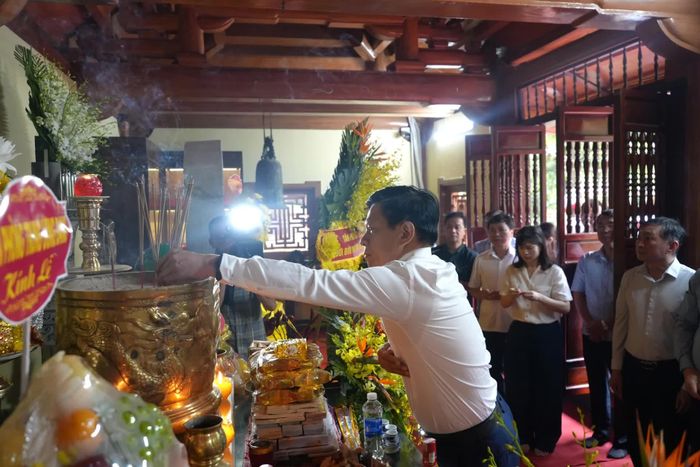 Đồng chí Lê Vĩnh Thế, Chánh Văn phòng Tỉnh ủy dâng hương tại Đền tưởng niệm các anh hùng liệt sĩ đường 20 Quyết Thắng - Ảnh: T.Đ