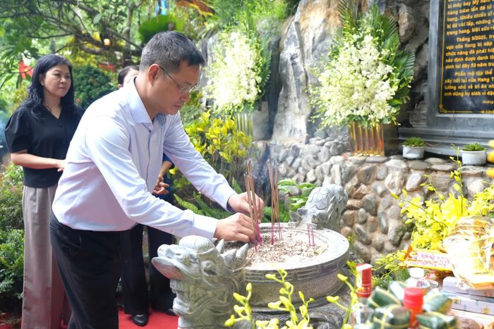 Đồng chí Lê Ngọc Quang, Bí thư Thành ủy Đà Nẵng dâng hương tri ân các anh hùng liệt sĩ - Ảnh: T.Đ