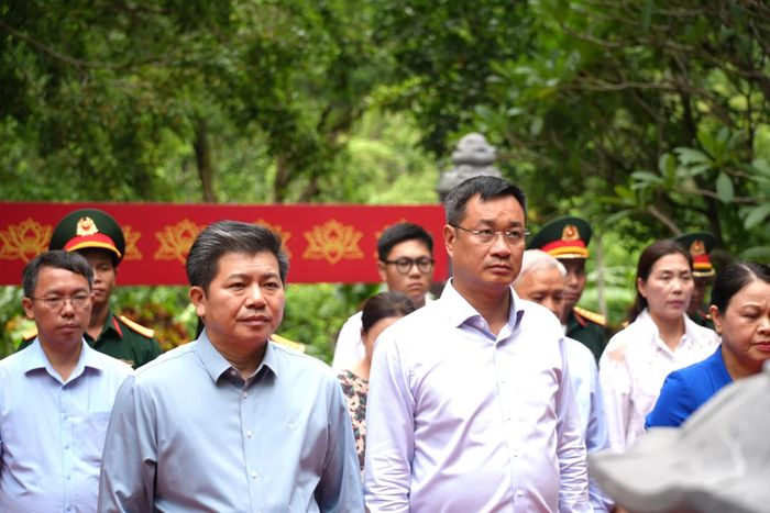Các đại biểu dâng hoa, dâng hương tưởng niệm các anh hùng liệt sĩ - Ảnh: T.Đ