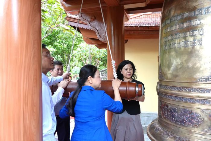 Các đại biểu thực hiện nghi thức thỉnh chuông - Ảnh: T.Đ