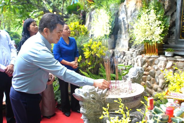 Đồng chí Trần Vũ Khiêm, Phó Bí thư Thường trực Tỉnh ủy, Trưởng đoàn đại biểu Quốc hội tỉnh dâng hương tri ân các anh hùng liệt sĩ - Ảnh: T.Đ