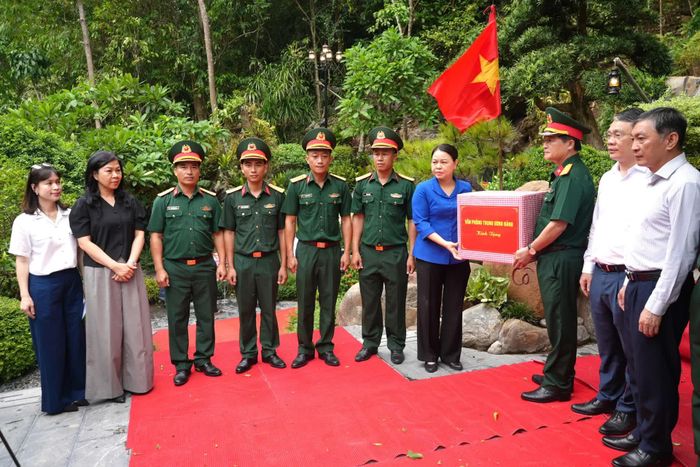 Lãnh đạo Văn phòng Trung ương Đảng tặng quà cán bộ, chiến sĩ Đội quy tập hài cốt liệt sĩ 589, Bộ Chỉ huy Quân sự tỉnh - Ảnh: T.Đ