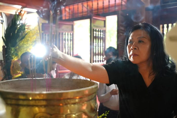 Bà Ngô Phương Ly, phu nhân đồng chí Tổng Bí thư, Chủ tịch nước Tô Lâm dâng hương tại Đền tưởng niệm các anh hùng liệt sĩ đường 20 Quyết Thắng - Ảnh: T.Đ
