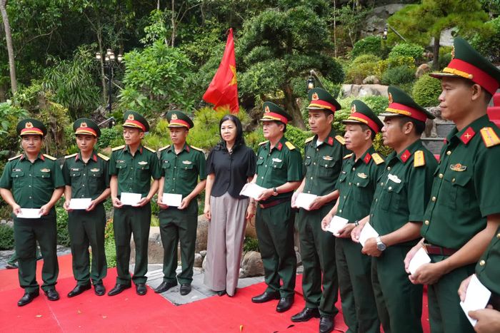 Bà Ngô Phương Ly, phu nhân đồng chí Tổng Bí thư, Chủ tịch nước Tô Lâm tặng quà cán bộ, chiến sĩ Đội quy tập hài cốt liệt sĩ 589, Bộ Chỉ huy Quân sự tỉnh - Ảnh: T.Đ