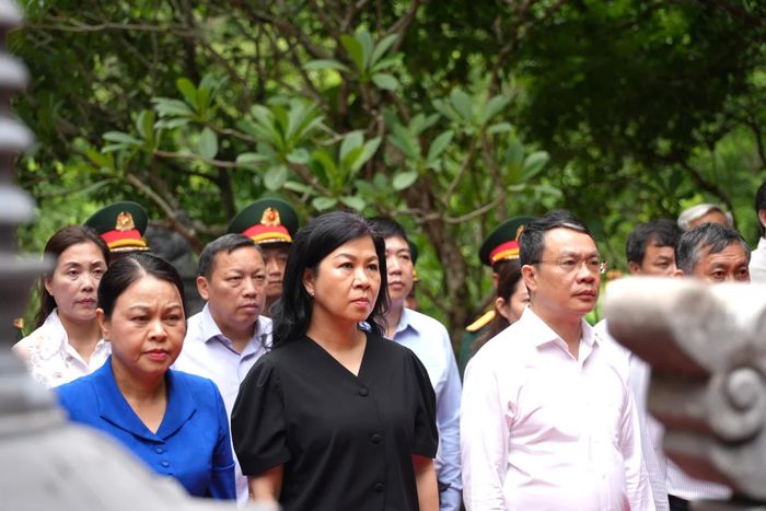 Các đại biểu dâng hoa, dâng hương tưởng niệm các anh hùng liệt sĩ - Ảnh: T.Đ