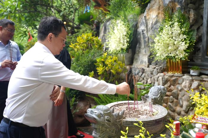 Đồng chí Đặng Khánh Toàn, Phó Chánh Văn phòng Trung ương Đảng dâng hương tri ân các anh hùng liệt sĩ - Ảnh: T.Đ